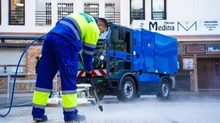 Motril da un salto en su limpieza con una nueva máquina que recupera el brillo original del asfalto
