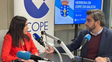 El conselleiro Diego Calvo en una entrevista en COPE, con Paula Pájaro