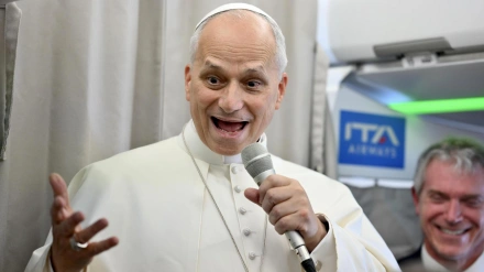 ZZZ (-), 02/12/2025.- Pope Leo XIV speaks to journalists aboard a flight to Rome at the end of his apostolic journey, following his departure from Beirut, Lebanon, 02 December 2025. The apostolic journey to Turkey and Lebanon was Pope Leo XIV's first international trip from 27 November until 02 December 2025. (Papa, Líbano, Turquía, Roma) EFE/EPA/ALESSANDRO DI MEO / POOL