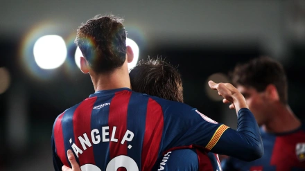 Ángel Pérez celebrando un gol durante un partido del Huesca