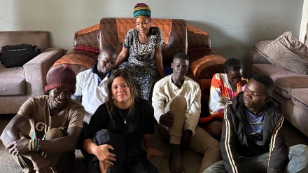 Sofia Prado con Mamá Uganda y alguno de sus hijos