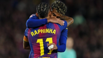 Raphinha y Lamine Yamal celebran el gol del Barcelona frente a Osasuna