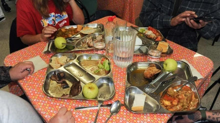 Bandejas de comida en el comedor social de la Cocina Económica Santander