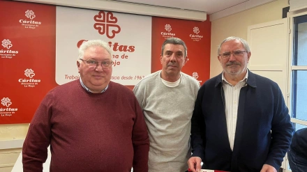 José Manuel (en el centro de la imagen), es usuario de Cáritas