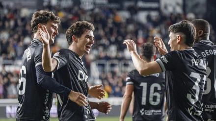 BURGOS, 18/12/2025.- El jugador del Getafe Milla (dcha) pelea por el balón con el jugador del Burgos Víctor Mollejo, durante el partido de los dieciseisavos de final de la Copa del Rey disputado este jueves en Burgos. EFE/Santi Otero