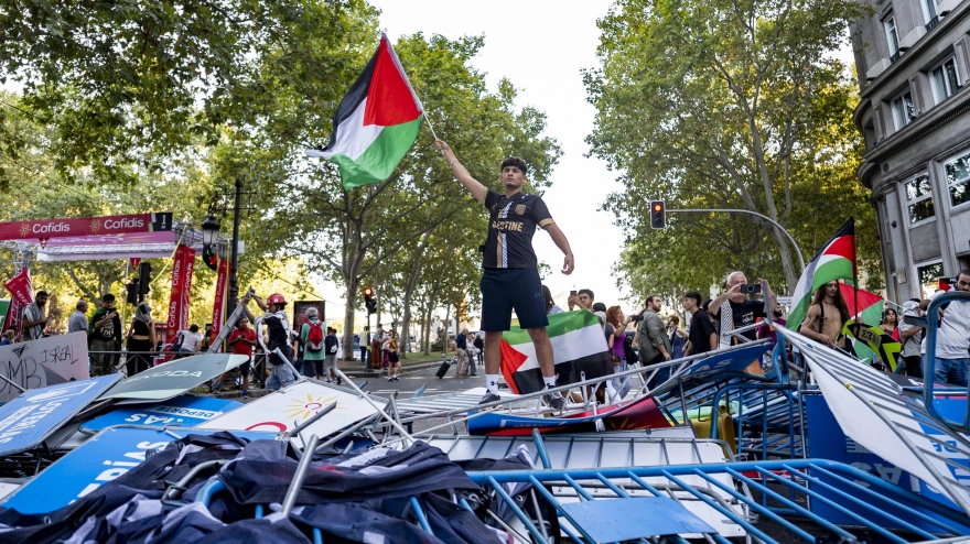 Un joven protesta contra la presencia del Israel en la Vuelta el pasado 14 de septiembre en Madrid.