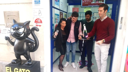 Brindis en la administración de la calle Mayor de Cartagena