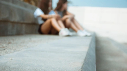 Imagen de recurso de dos niñas en una escalera