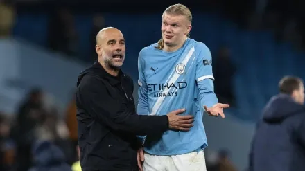 Pep Guardiola y Erling Haaland, durante un partido del Manchester City esta temporada.