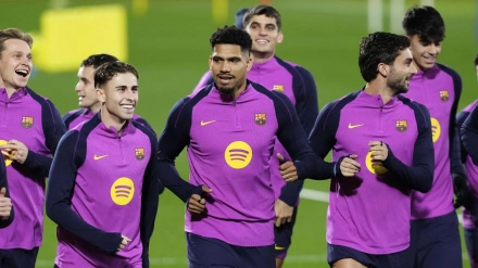 Ronald Araujo se entrena con sus compañeros tras el parón navideño