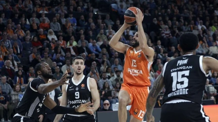Darius Thompson penetra  ante la defensa de Partizan