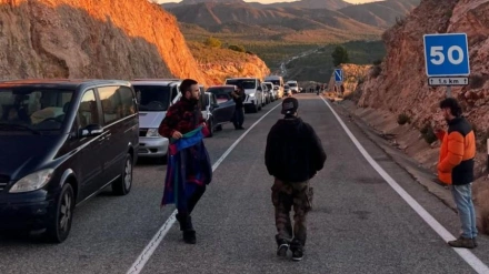 Furgonetas retenidas en una carretera provincial