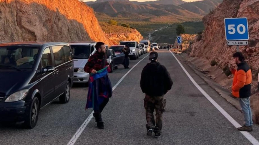 Furgonetas retenidas en una carretera provincial