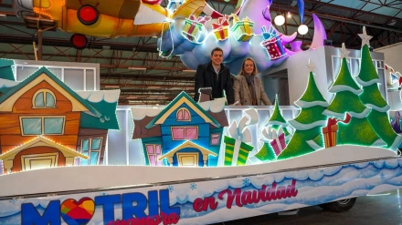 Motril desafía a la lluvia con una cabalgata de Reyes de récord y carrozas nunca vistas