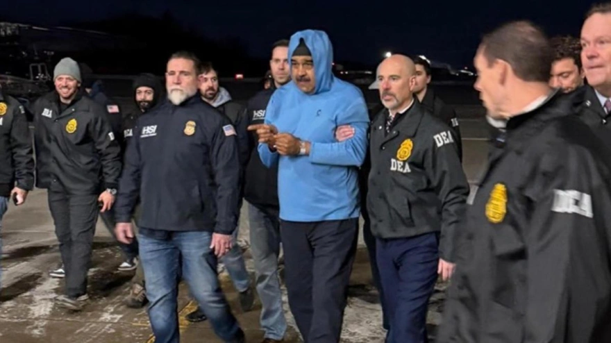 Fotografía que muestra al presidente de Venezuela, Nicolás Maduro escoltado por agentes de la DEA este sábado, en Nueva York