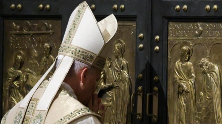 Vatican City (Vatican City State (Holy See)), 06/01/2026.- Pope Leo XIV closes the Holy Door of St. Peters Basilica on the Feast of the Epiphany, marking the official end of the Jubilee Year 2025, in Vatican City, 06 January 2026. (Papa, Italia) EFE/EPA/YARA NARDI/ POOL