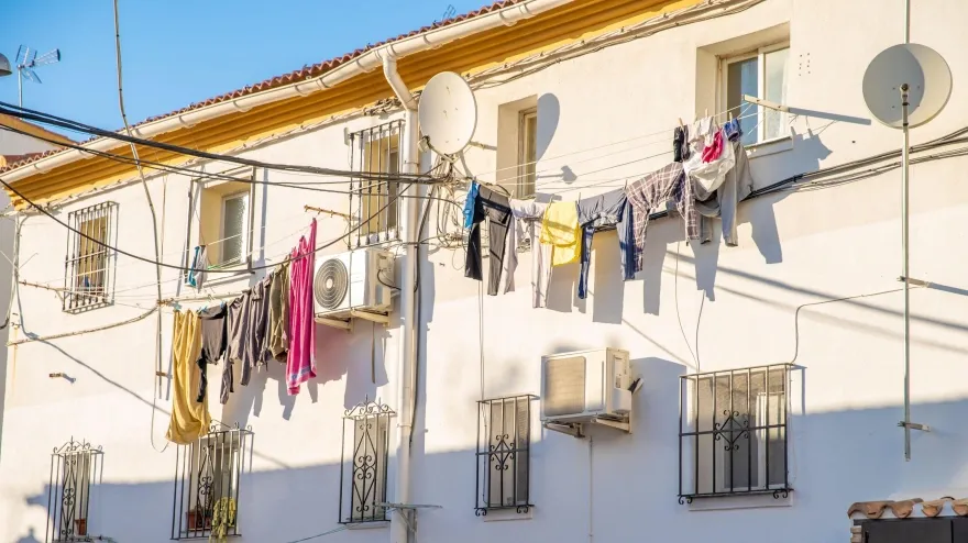 Patio con ropa tendida y bomba de aire caliente y frío