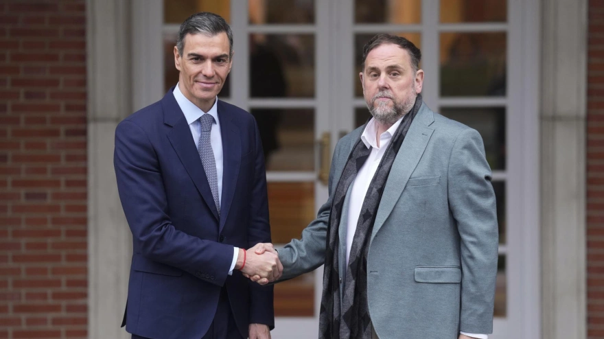 El presidente del Gobierno, Pedro Sánchez (i), saluda al líder de ERC, Oriol Junqueras, a quien recibe este jueves en la Moncloa