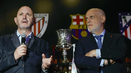 Rafael Louzán, presidente de la RFEF, y Javier Tebas, presidente de LaLiga, visitan la Fan Zone de la Supercopa, este viernes en Yeda.