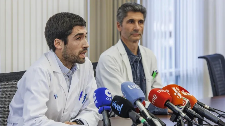 El gerente del Hospital Universitario de Burgos, Carlos Cartón, y el jefe del servicio de oncología, Enrique Lastra