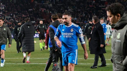 Fede Valverde y Dani Carvajal, en la retirada del Real Madrid del Carlos Belmonte tras quedar fuera de la Copa del Rey
