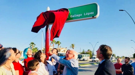 El exalcalde de Lorca José Antonio Gallego, en una imagen de 2018 cuando descubrió el cartel de una avenida con su nombre