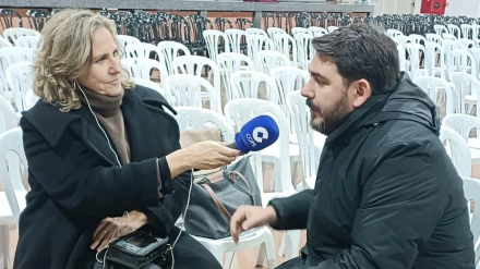 El párroco de Adamuz con Cristina López Schlichting