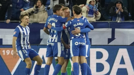 Carlos Vicente celebra el gol del Alavés al Betis