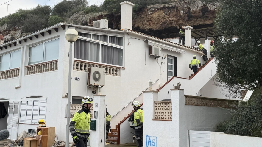 Casa afectado por el desprendimiento en Cala Sant Esteve, Es Castell