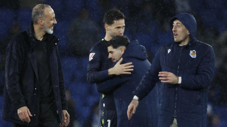SAN SEBASTIÁN, 25/01/2026.- Los jugadores de la Real Sociedad y su entrenador Pellegrino Matarazzo (i) celebran la victoria al finalizar el partido de la jornada 21 de LaLiga disputado entre la Real Sociedad y el Celta de Vigo este domingo en el estadio de Anoeta, en San Sebastián. EFE/Javier Etxezarreta