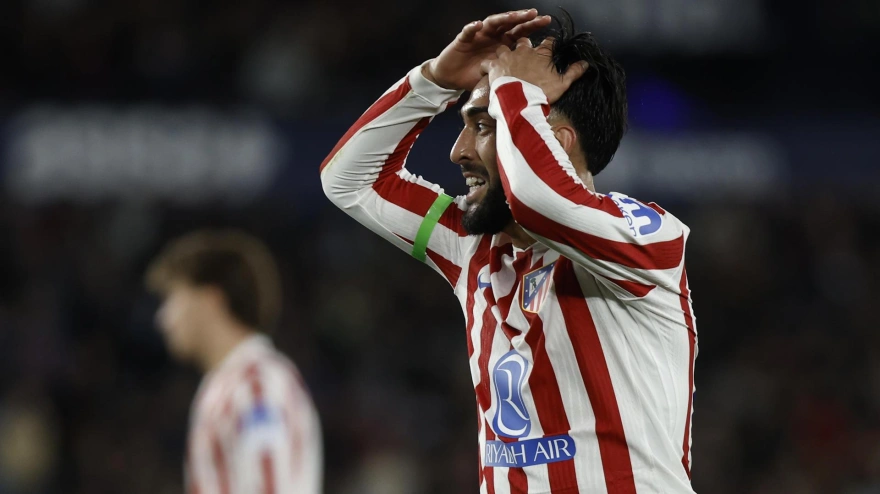 Nico González se lamenta tras una gran ocasión en el Levante - Atlético