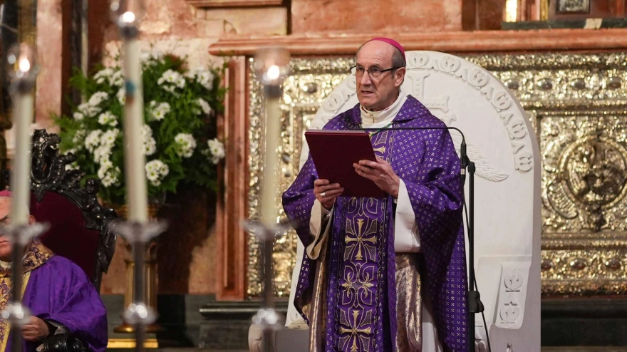 CÓRDOBA. 31-01-2026. El obispo de Córdoba, Jesús Fernández, durante la misa funeral que se ha celebrado hoy sábado en la Mezquita-Catedral de Córdoba en memoria de las 46 personas fallecidas en el accidente ferroviario de Adamuz. EFE/ RAFA ALCAIDE