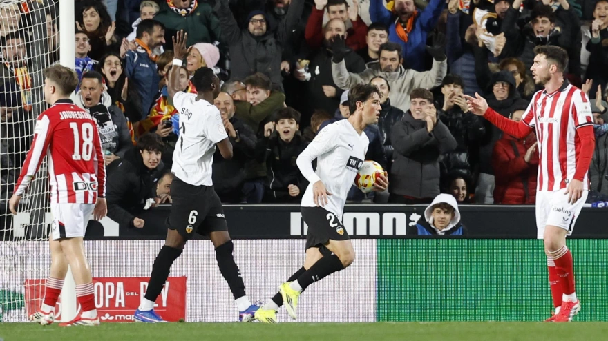 Sadiq celebra el 1-1 del Valencia contra el Athletic
