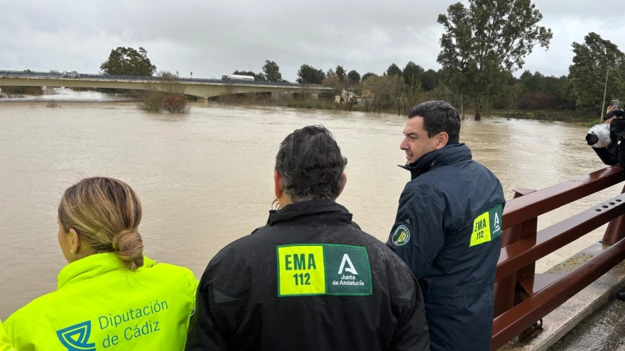 Juan Moreno, presidente de la Junta de Andalucía, contempla la situación del Guadalete desbordado en Jerez
