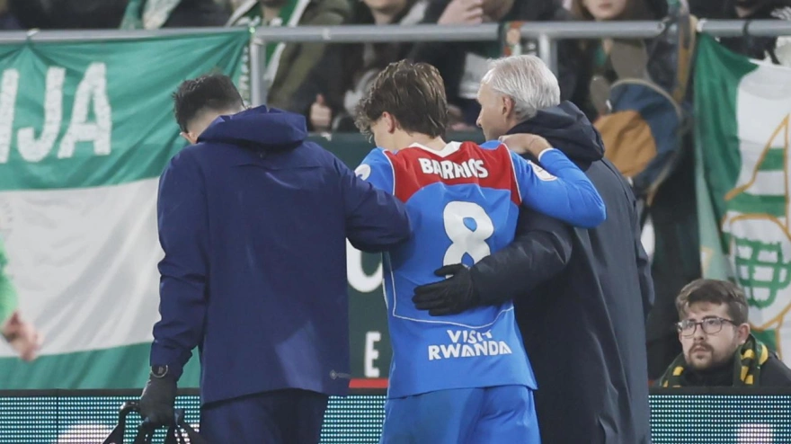 Pablo Barrios abandona La Cartuja lesionado durante el Betis - Atlético