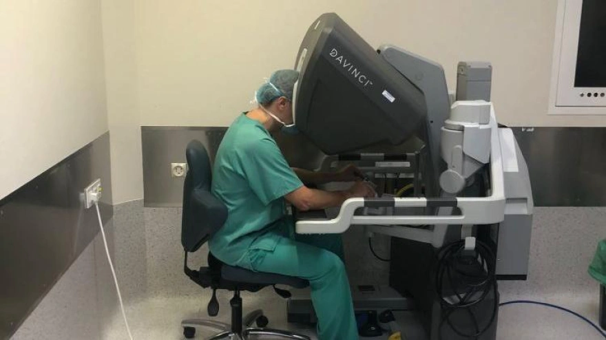 Un cirujano utiliza la plataforma de control del robot quirúrgico Da Vinci