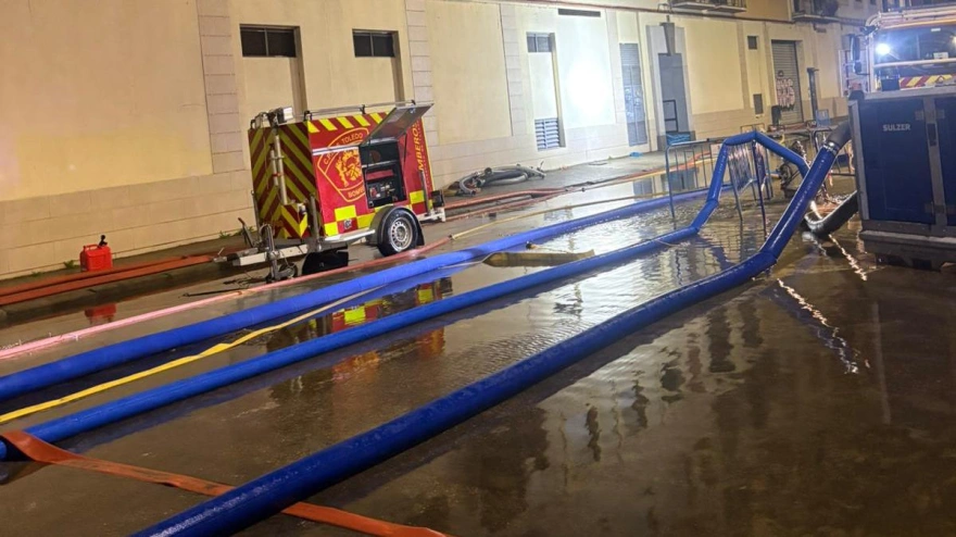 Potente motobomba achicando agua en Talavera de la Reina