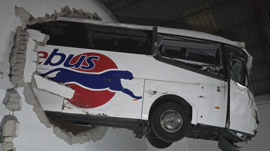 Fotografía de cómo quedó la guagua empotrada | CONSORCIO DE EMERGENCIAS DEL CABILDO DE GRAN CANARIA