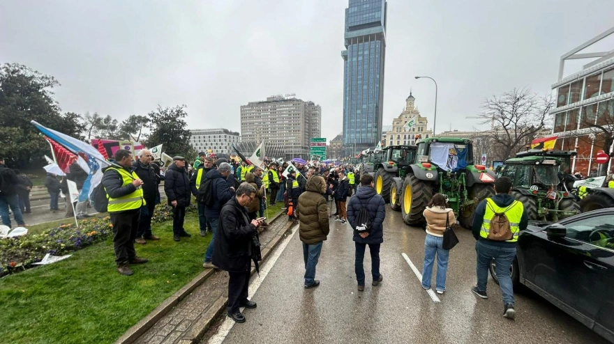 Tractores y miles de agricultores y ganaderos se manifiestan en Madrid en contra de las políticas agrarias