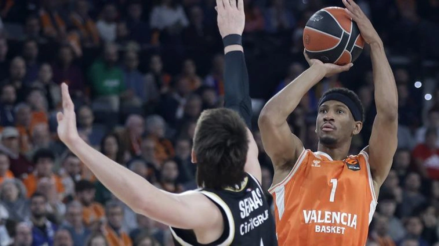 Taylor ejecuta una suspensión ante el Asvel