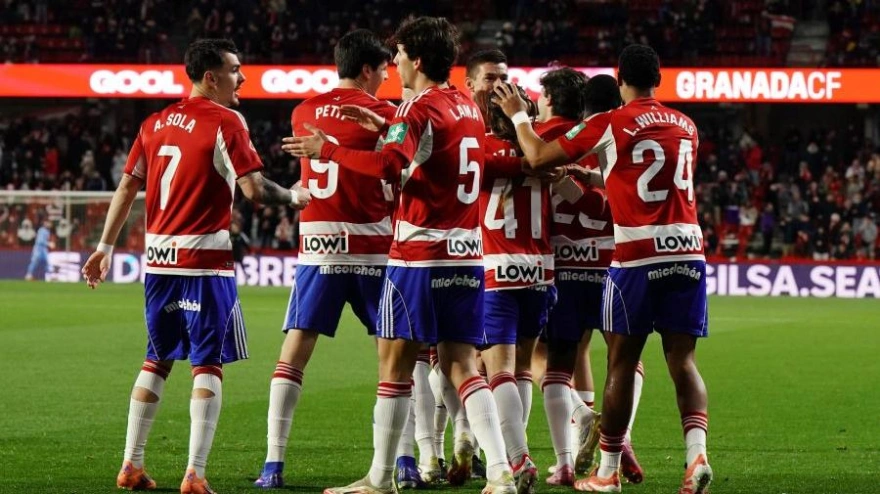 Los jugadores del Granada celebran uno de los goles ante el Valladolid