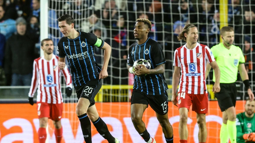 Los jugadores del Brujas celebran un gol contra el Atlético