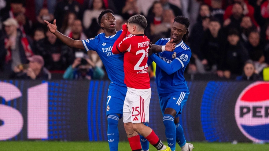 Momento de tensión entre Prestianni y Vinicius durante el Benfica-Real Madrid