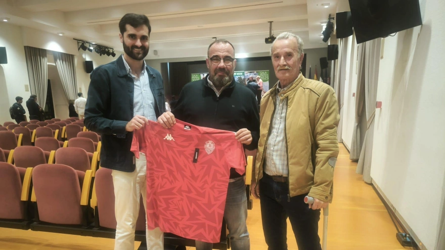 Fran Cruz con el presidente del Cabecense y el aficionado
