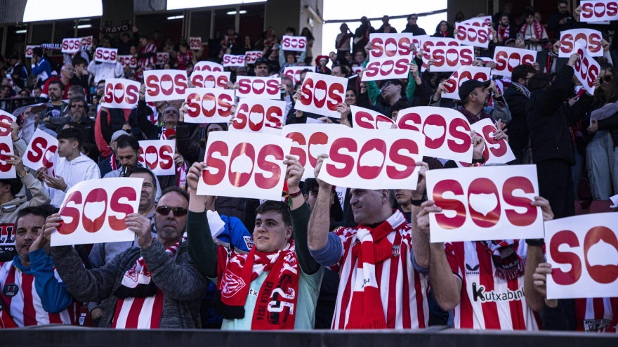 La hinchada del Athletic sostiene carteles contra la gestión de Martín Presa.
