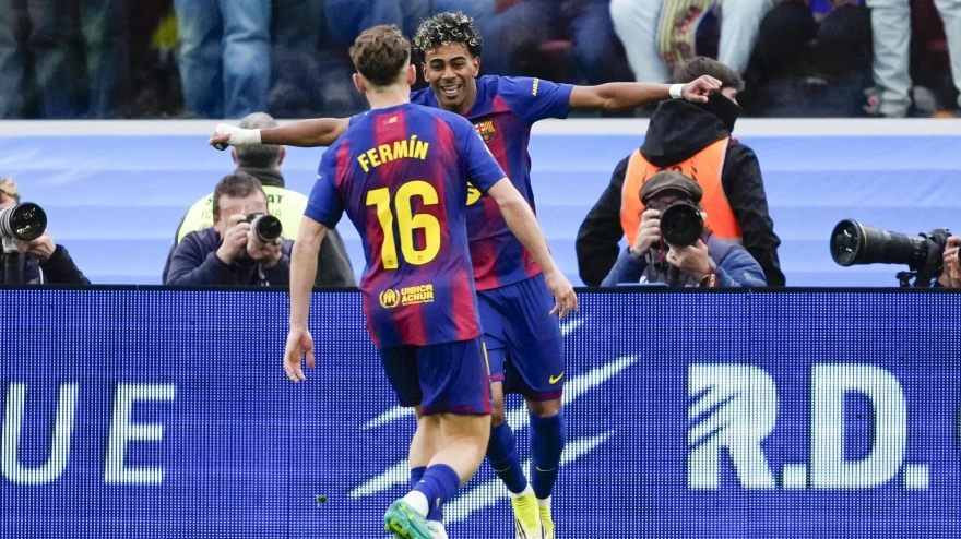 Lamine Yamal celebra su gol con Fermín, en el Barcelona - Villarreal