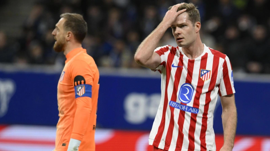Alexander Sorloth y Oblak, desesperados, durante el Oviedo - Atlético.