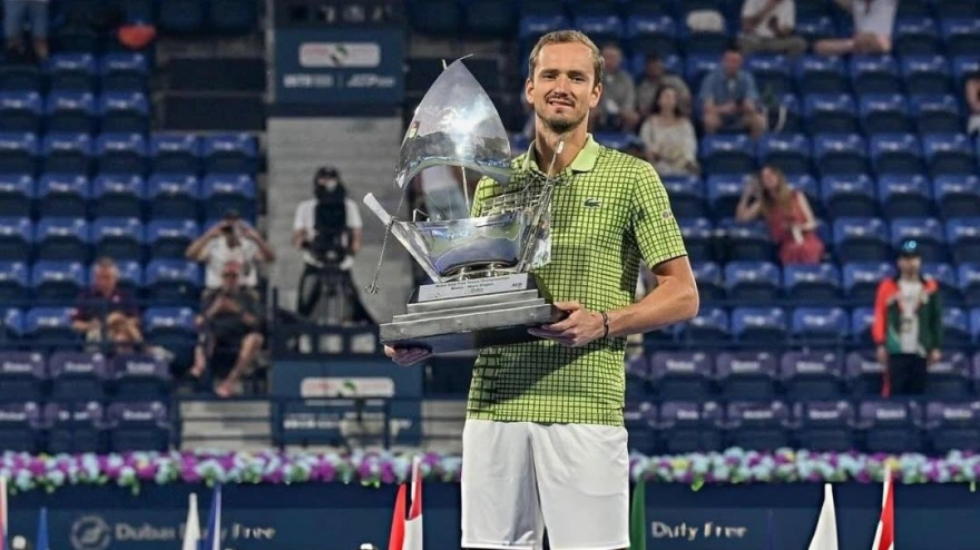Daniil Medvedev, con el título de Dubai