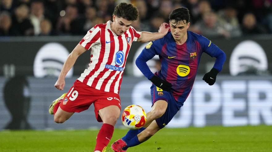 Julián Álvarez y Pedri, en el Barcelona - Atlético