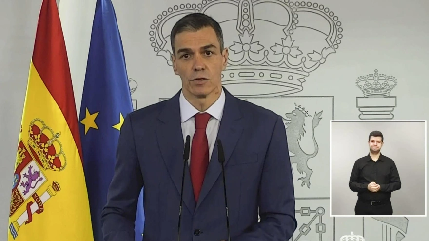 Captura de video de la declaración institucional este miércoles del presidente del Gobierno español, Pedro Sánchez, en el Palacio de la Moncloa, en la que aseguró que la posición de su Ejecutivo frente al conflicto bélico en Oriente Medio desencadenado por los ataques de EE.UU. e Israel a Irán se resume "en cuatro palabras" con un "No a la guerra", el lema que se popularizó con la guerra de Irak de 2003.